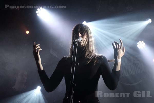 CLARA LUCIANI - 2017-10-18 - PARIS - Bus Palladium - 